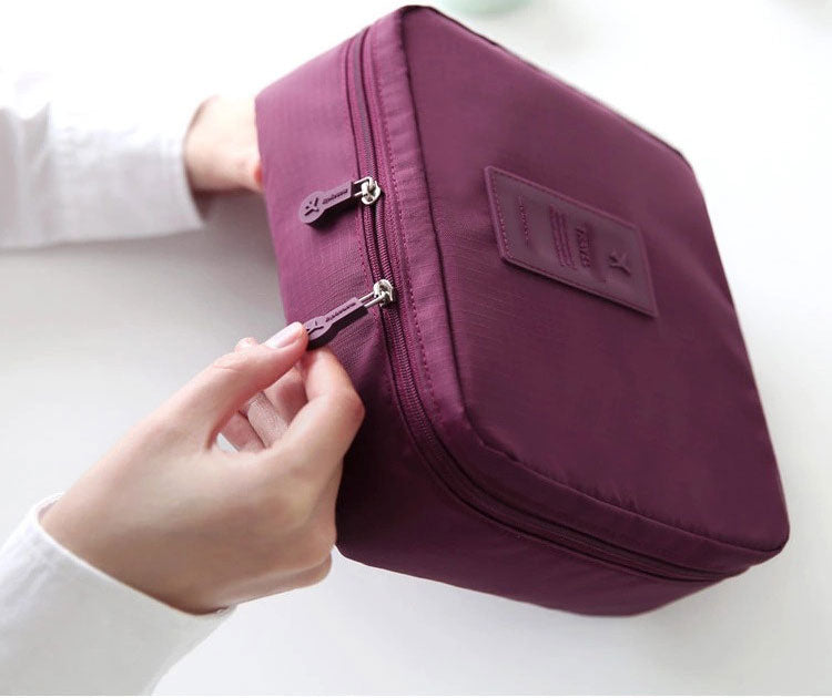 Double zip opening on the compact makeup organizer